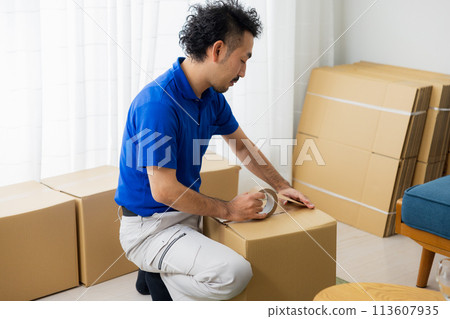 工人們準備搬遷 113607935