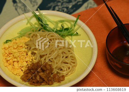 沾麵配上煎蛋、雞肉末和水菜 113608619