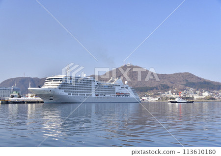 Photographing the scenery of the cruise ship Silver Muse docking at Hakodate Port in Hakodate City, Hokkaido in spring Photographing the scenery of the cruise ship Silver Muse docking at Hakodate Port in Hakodate City, Hokkaido in spring 113610180