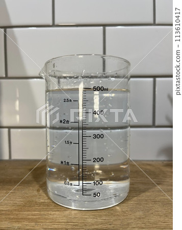 裝有 500ml 液體的玻璃燒杯 113610417