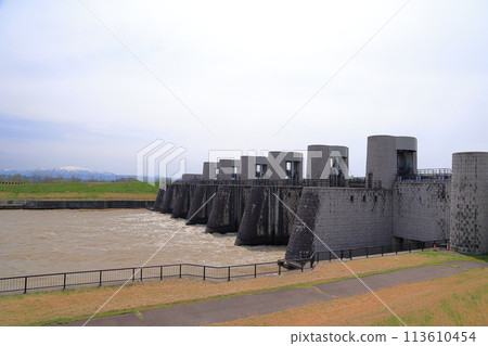The Okawazu Diversion Weir (Wari Weir) installed on the Shinano River The Okawazu Diversion Weir (Wari Weir) installed on the Shinano River 113610454