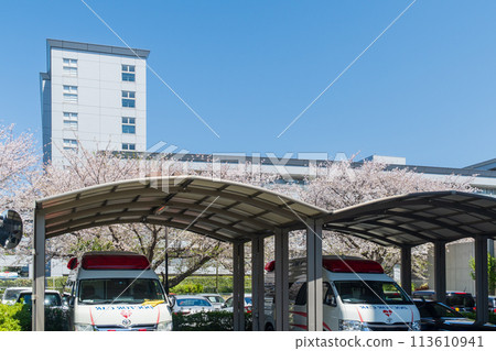 Doctor's car at a large hospital 113610941