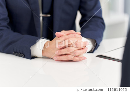 受訪的商人的手 113611053