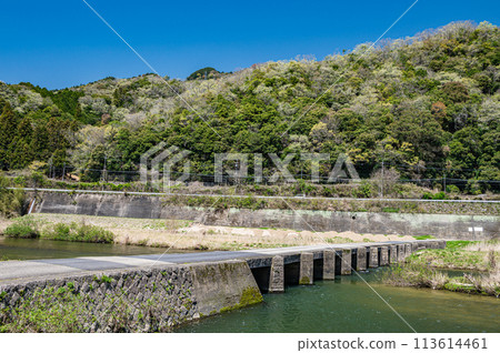 The clear Kizu River in Kyoto, Minami-Okawara's Koijibashi Bridge, a sunken bridge, Minamiyamashiro Village, Kyoto Prefecture 113614461