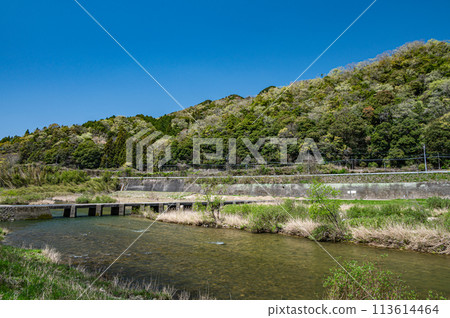 京都清澈的木津川、南大河原的水下橋、京都府南山城村小井橋 京都清澈的木津川、南大河原的水下橋、京都府南山城村小井橋 113614464