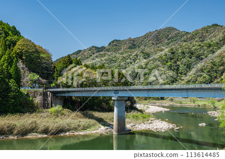 Ogawara Bridge on the clear Kizu River in Kyoto, Minamiyamashiro Village, Kyoto Prefecture Ogawara Bridge on the clear Kizu River in Kyoto, Minamiyamashiro Village, Kyoto Prefecture 113614485