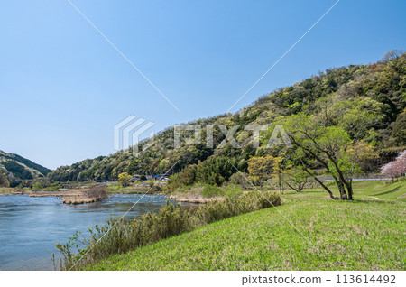 Clear Kizugawa River in Kyoto, Minamiyamashiro Village, Kyoto Prefecture 113614492