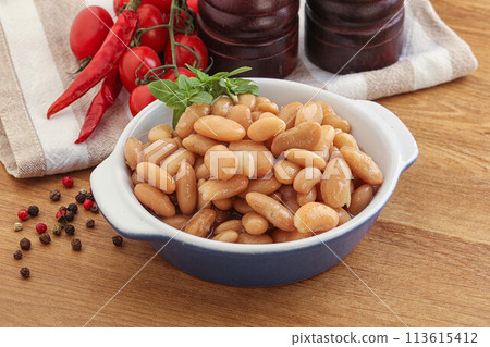 Whinte canned kidney beans in the bowl 113615412