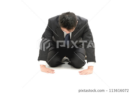 身穿西裝的亞洲商人跪在地上 身穿西裝的亞洲商人跪在地上 113616072