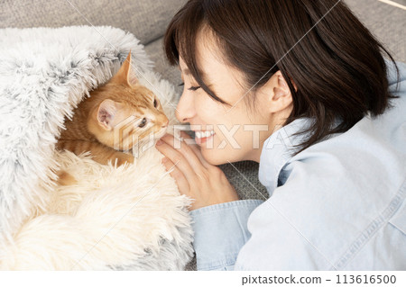 一個女人看著一隻棕色虎斑小貓 113616500