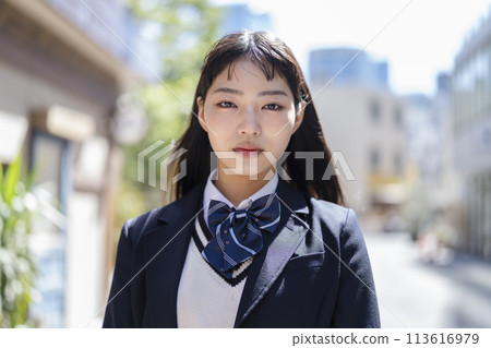 看著相機的高中女孩肖像 113616979