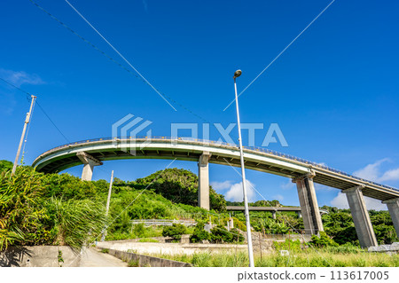 [沖繩縣] 晴朗的日子裡的新井金內橋 113617005