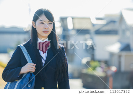 穿制服的高中女生 穿制服的高中女生 113617532