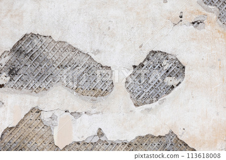 Ancient wooden wall with damaged stucco layer 113618008