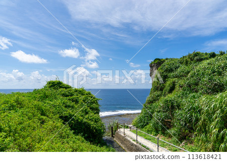 [Okinawa Prefecture] Road leading to the seaside 113618421