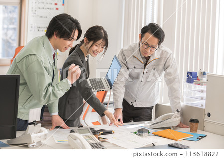 三名男性和女性工程師在辦公室開會 113618822
