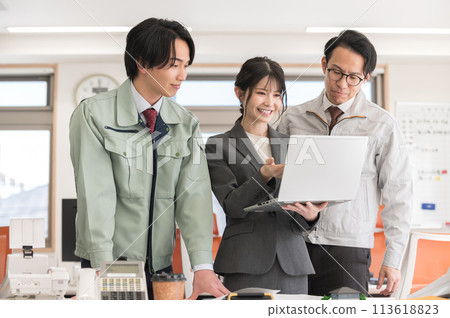 三名男性和女性工程師在辦公室開會 113618823