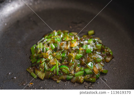 Making the all-purpose green onion sauce 113619370