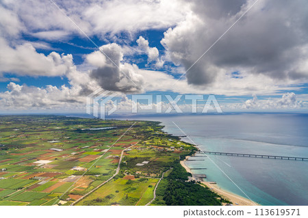 沖繩縣, 宮古島市, 度假村, 海島, 天堂, 暑假, 飛機, 空拍, 宮古機場, 早晨, 雲彩, 與那霸前濱, 栗間大橋 沖繩縣, 宮古島市, 度假村, 海島, 天堂, 暑假, 飛機, 空拍, 宮古機場, 早晨, 雲彩, 與那霸前濱, 栗間大橋 113619571