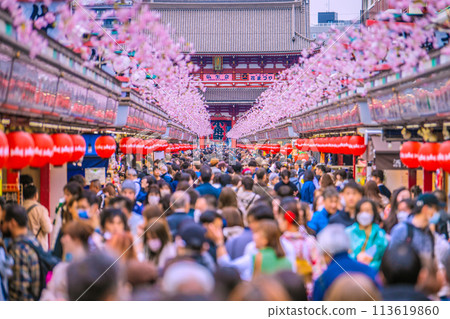 Tokyo cityscape in Japan Cherry blossoms in full bloom... Corona-free... Inbound tourism fully revived, Sensoji Temple crowded with foreign tourists = 6th Tokyo cityscape in Japan Cherry blossoms in full bloom... Corona-free... Inbound tourism fully revived, Sensoji Temple crowded with foreign tourists = 6th 113619860