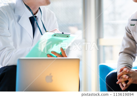 Industrial doctor giving counseling 113619894