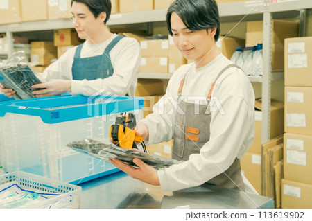 年輕人在後院做輕鬆的工作 113619902