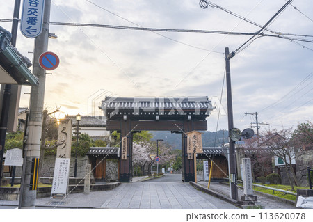 Kurodani Konkai Komyoji Temple's Korean Gate bathed in the morning sun 113620078