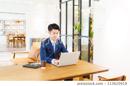 A man working in a sure office 113620919