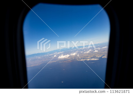 機場飛機羽田機場起飛早上中午明亮的航空公司航站樓鳥瞰油輪川崎窗口 機場飛機羽田機場起飛早上中午明亮的航空公司航站樓鳥瞰油輪川崎窗口 113621871