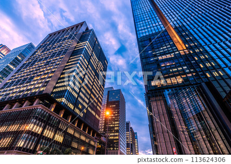 日本東京城市景觀從大手町車站前的十字路口看辦公區和雲彩......日本經濟的未來 日本東京城市景觀從大手町車站前的十字路口看辦公區和雲彩......日本經濟的未來 113624306