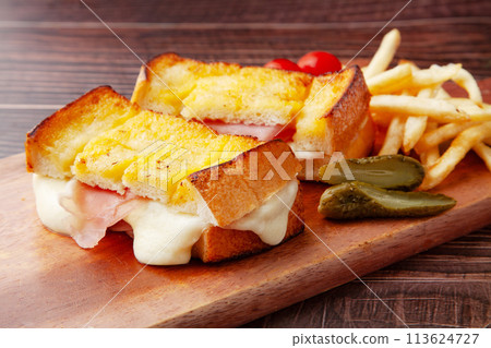 馬蘇里拉起司和火腿熱三明治 113624727