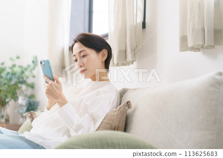 中年婦女無聊地看著她的智慧型手機 113625683