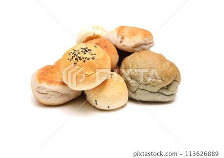 白色背景上的各種麵包 113626889