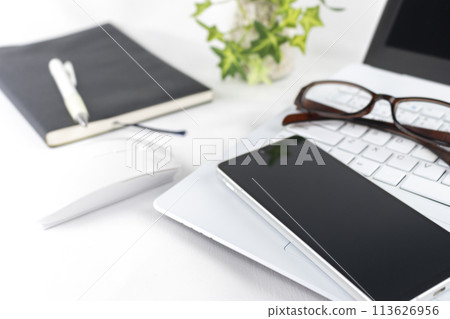 電腦、智慧型手機、筆記型電腦。企業形象 113626956
