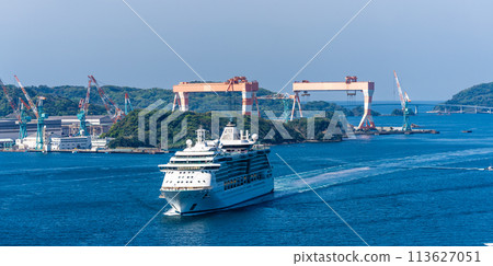 Panorama of a cruise ship arriving at Nagasaki Port from Megami Ohashi Bridge [Nagasaki City] 113627051