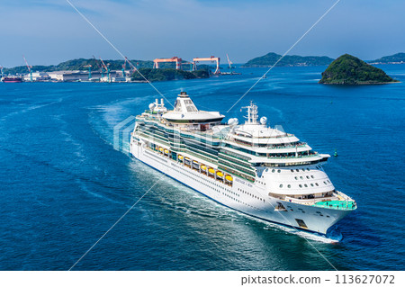 從女神大橋進入長崎港的客船 [長崎市] 113627072