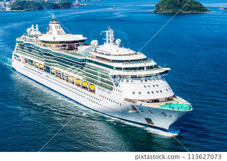 從女神大橋進入長崎港的客船 [長崎市] 113627073