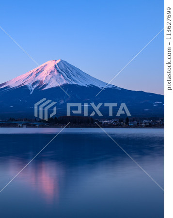 Inverted crimson Fuji seen from Lake Kawaguchi, Yamanashi Prefecture (dawn) 113627699