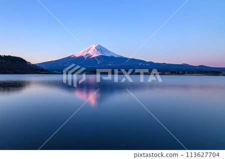 Inverted crimson Fuji seen from Lake Kawaguchi, Yamanashi Prefecture (dawn) 113627704