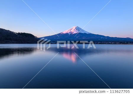 Inverted crimson Fuji seen from Lake Kawaguchi, Yamanashi Prefecture (dawn) 113627705