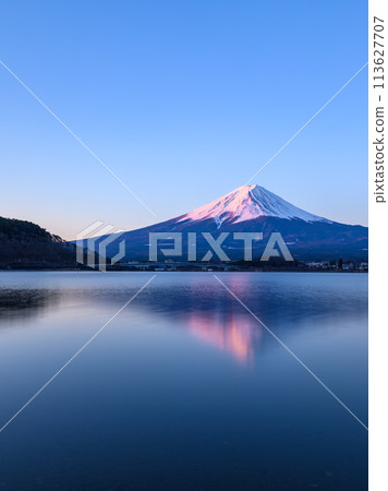 Inverted crimson Fuji seen from Lake Kawaguchi, Yamanashi Prefecture (dawn) 113627707