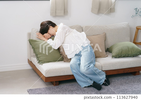 一個女人癱倒在沙發上 113627940