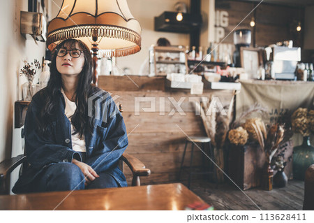 Woman sitting in an antique cafe 113628411
