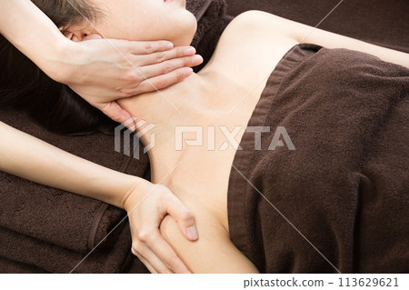 一位女士正在接受頸部按摩。 113629621
