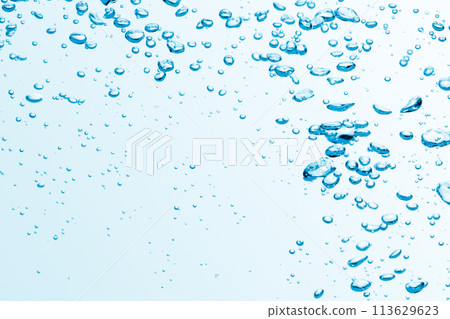 許多氣泡漂浮在藍色背景上。 113629623