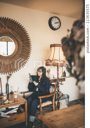 在古董咖啡館讀書的女人 113630575