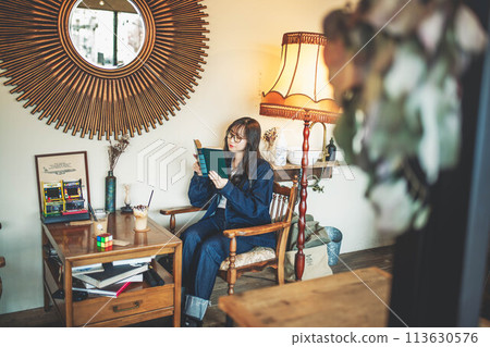 在古董咖啡館讀書的女人 113630576