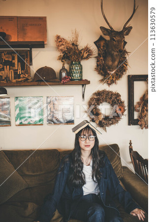 在古董咖啡館讀書的女人 113630579