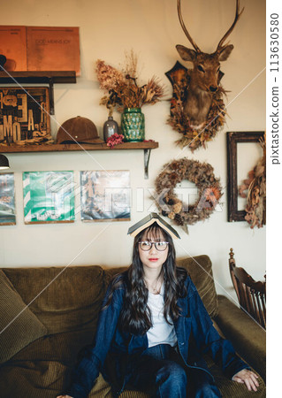 在古董咖啡館讀書的女人 113630580