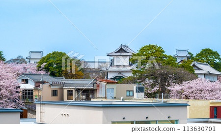 Cherry blossoms in full bloom in the warm spring and the view of the Ishikawa Gate and cityscape of Kanazawa Castle Park, the tourist center | Photographed from Kenroku Parking Lot | Kanazawa City, Ishikawa Prefecture 113630701